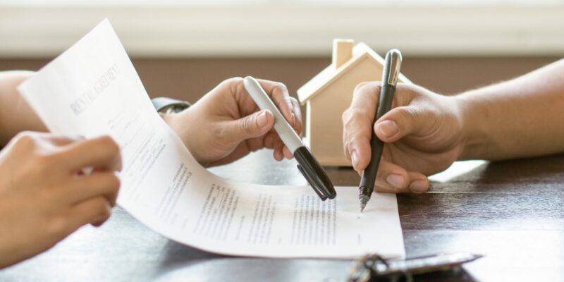 5 mẹo lấy lại tiền đặt cọc khi thuê phòng trọ tránh mất tiền oan Xem kĩ hợp đồng trước khi ký