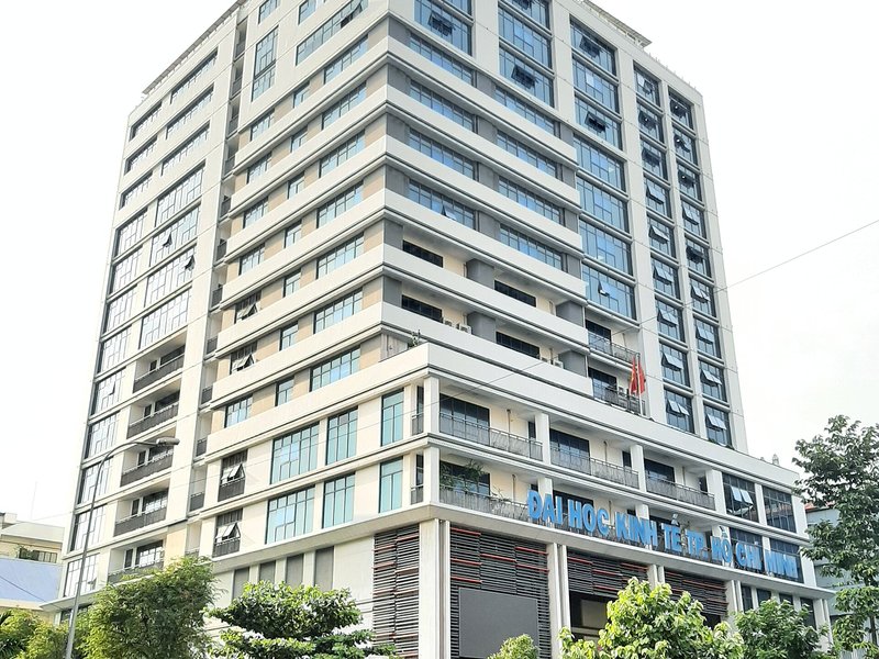 5 kinh nghiệm thuê trọ gần trường Đại học Kinh tế TP.HCM Tòa nhà cao tầng cơ sở B của UEH, tên trường chạy ngang mặt tiền