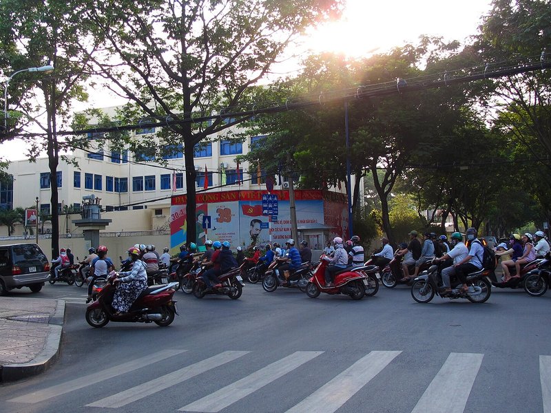5 kinh nghiệm thuê trọ gần trường Đại học Kinh tế TP.HCM Dòng xe máy qua giao lộ Võ Thị Sáu và Trương Định dưới hàng cây lớn