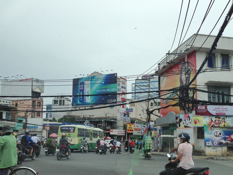 5 kinh nghiệm thuê trọ gần trường Đại học Kinh tế TP.HCM Ngã tư Phú Nhuận với xe buýt, xe máy và nhà phố treo biển quảng cáo