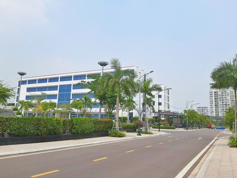 5 kinh nghiệm thuê trọ gần trường Đại học Kinh tế TP.HCM Tòa nhà học màu trắng của cơ sở N thuộc UEH, trước là đường rộng và hàng cọ