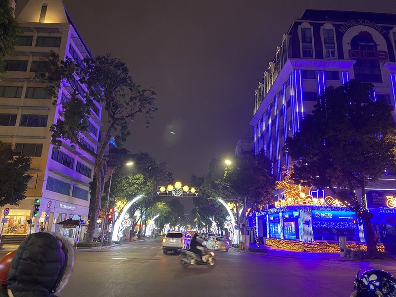 Giá đất hiện nay bao nhiêu 1m2? Bảng giá đất 2026 mới nhất Phố Bà Triệu ở Hà Nội về đêm, hai bên là tòa nhà và hàng cây