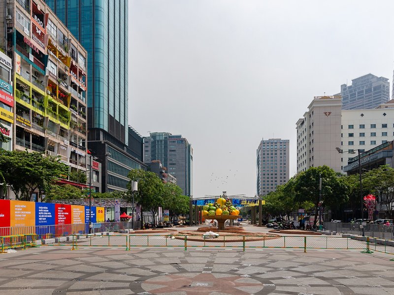 Giá đất hiện nay bao nhiêu 1m2? Bảng giá đất 2026 mới nhất Phố đi bộ Nguyễn Huệ ở TP.HCM vào ban ngày, hai bên là các tòa nhà cao tầng