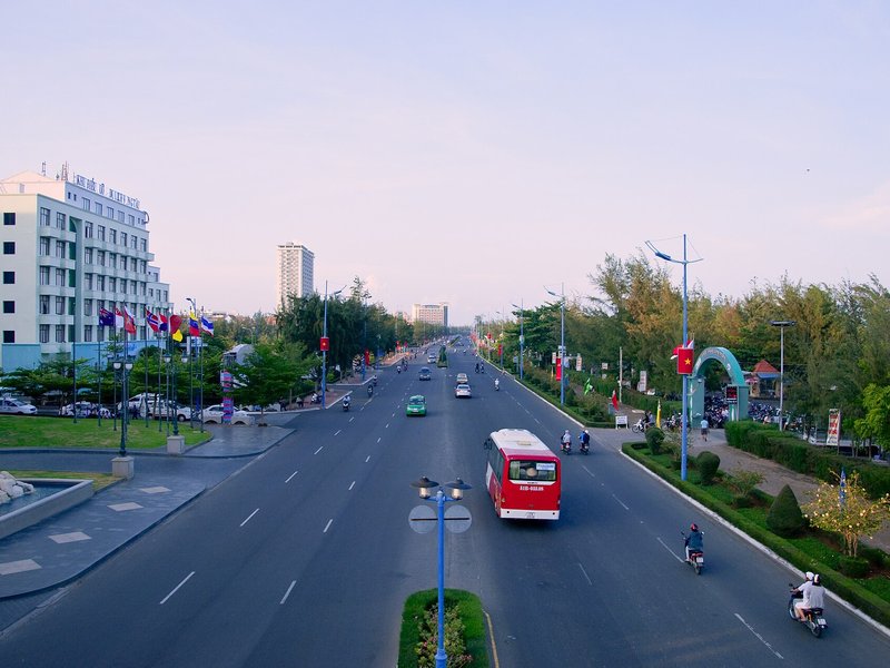 Giá đất hiện nay bao nhiêu 1m2? Bảng giá đất 2026 mới nhất Đường Thùy Vân ở Vũng Tàu nhìn từ trên cao, xe buýt đỏ và xe máy chạy trên đường rộng