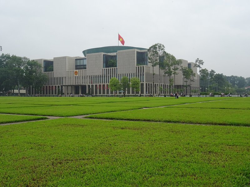 Giá đất hiện nay bao nhiêu 1m2? Bảng giá đất 2026 mới nhất Tòa nhà Quốc hội ở Hà Nội, cờ đỏ sao vàng trên mái, phía trước là bãi cỏ
