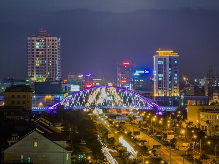 nha-cao-tang-hai-phong-ve-dem Nhà cao tầng và cây cầu vòm chiếu sáng ở thành phố Hải Phòng về đêm