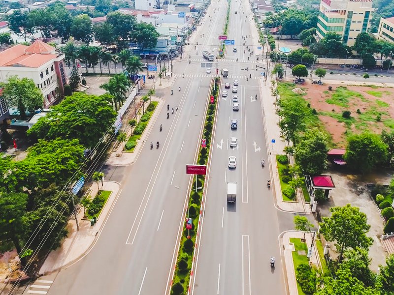 Bảng giá đất Đồng Nai 2026 mới nhất: Tải file và cách tra giá Quốc lộ 14 đoạn qua Đồng Xoài nhìn từ trên cao, dải phân cách trồng cây ở giữa