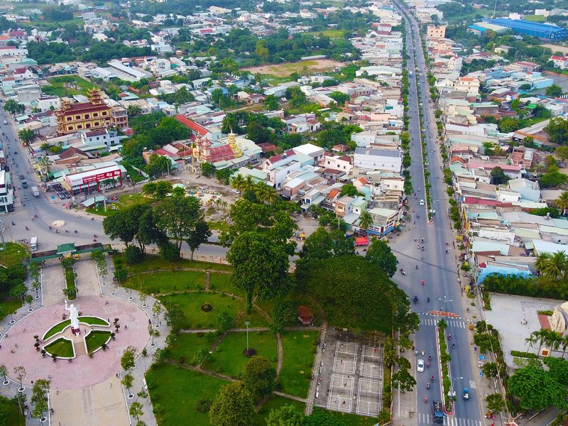 Bảng giá đất Tây Ninh 2026 mới nhất: 24 tuyến và cách tra giá Khu trung tâm Đức Hòa ở Long An cũ nhìn từ trên cao, nhà phố dọc các trục đường