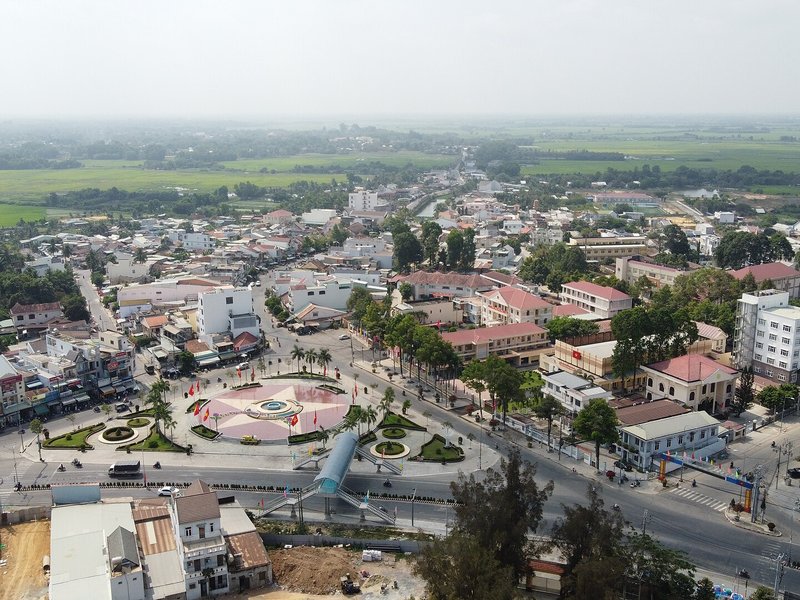 Bảng giá đất Tây Ninh 2026 mới nhất: 24 tuyến và cách tra giá Trảng Bàng ở Tây Ninh cũ nhìn từ trên cao, nhà phố quanh vòng xoay và cánh đồng phía xa