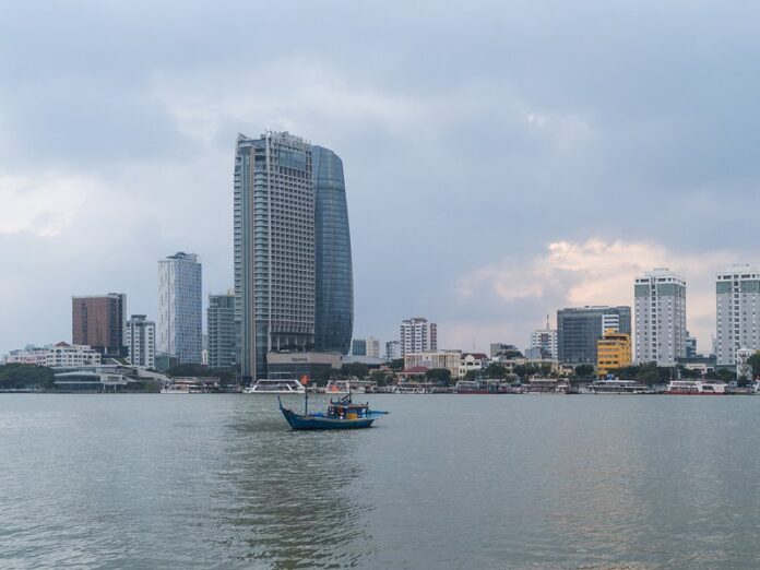 bo-tay-song-han-da-nang Nhà cao tầng ở bờ tây sông Hàn, Đà Nẵng, một thuyền nhỏ giữa dòng