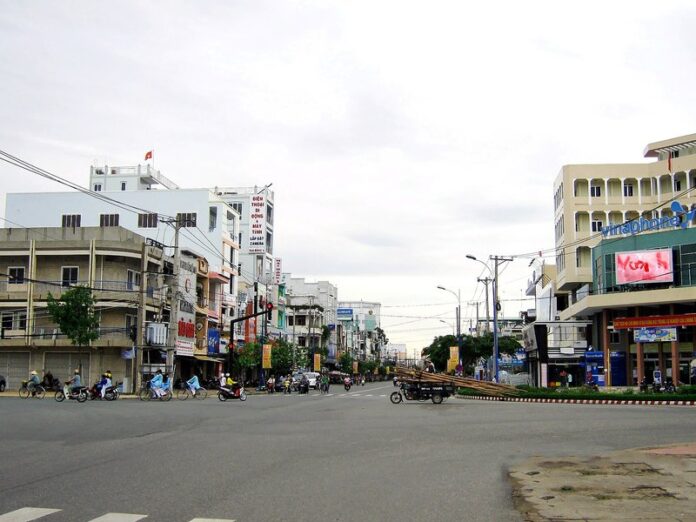 pho-trung-tam-cao-lanh Ngã tư rộng ở trung tâm Cao Lãnh, hai bên là nhà phố nhiều tầng, xe máy và xe đạp qua lại
