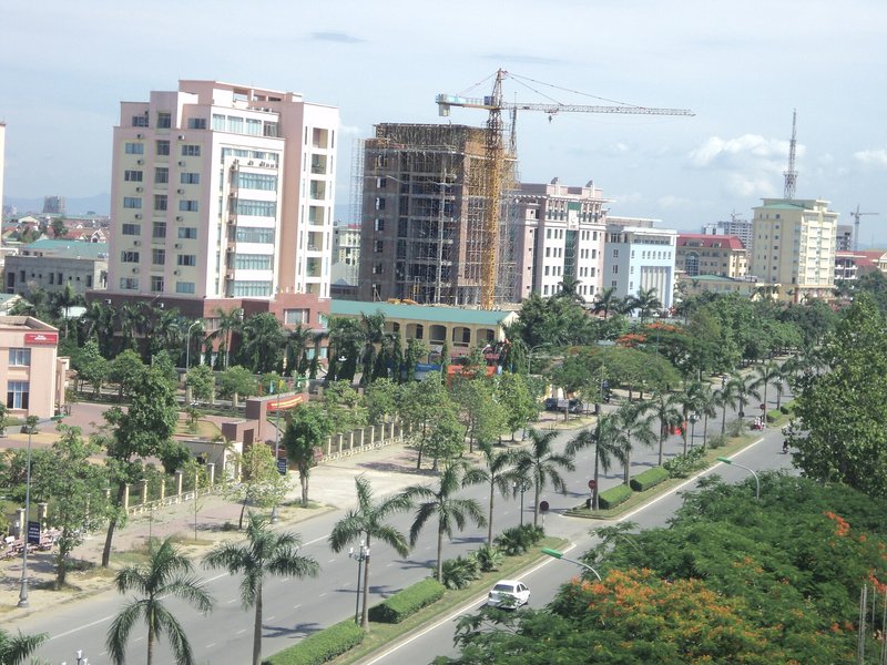 Bảng giá đất Nghệ An 2026 mới nhất Bảng giá đất Nghệ An 2026: đại lộ Lê Nin ở Vinh cũ với cao ốc và hàng cây