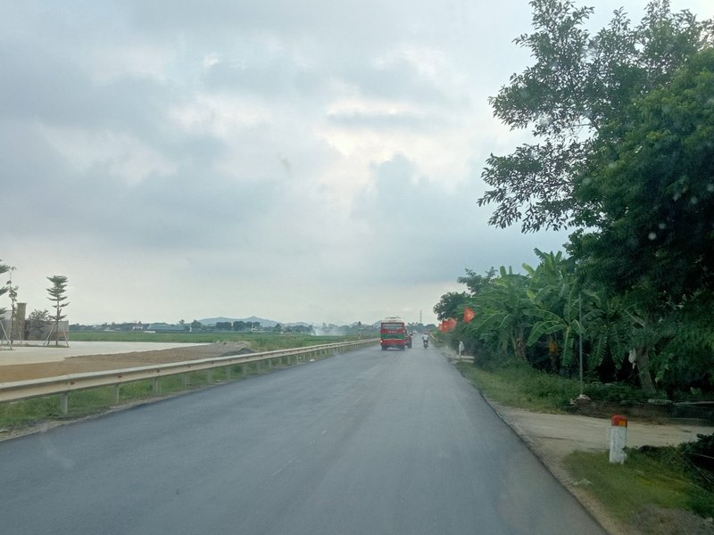 Bảng giá đất Nghệ An 2026 mới nhất Quốc lộ 7 đoạn qua Đô Lương, một bên là đồng ruộng, một bên là vườn chuối và cây xanh