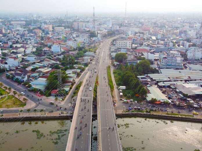 thanh-pho-tan-an-nhin-tu-tren-cao Thành phố Tân An cũ nhìn từ trên cao, cây cầu qua sông dẫn vào khu nhà phố