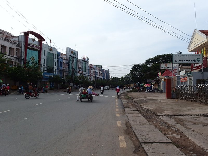Bảng giá đất Long An 2026 mới nhất Tuyến phố ở thị trấn Cần Giuộc cũ với nhà phố, ngân hàng và cửa hàng hai bên đường