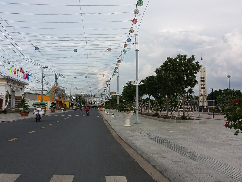 Bảng giá đất Long An 2026 mới nhất Đường phố thị trấn Tân Trụ cũ treo đèn lồng, vỉa hè rộng và hàng cây mới trồng