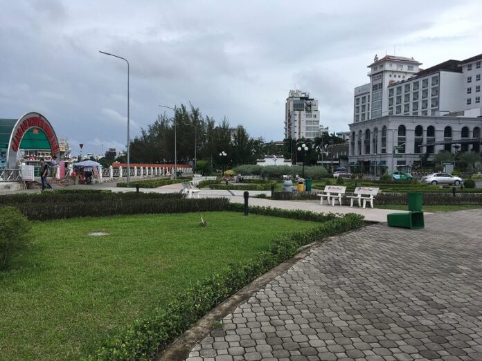 ben-ninh-kieu-ben-song-can-tho Công viên bến Ninh Kiều ở Cần Thơ, lối đi lát gạch, bãi cỏ và khách sạn phía sau