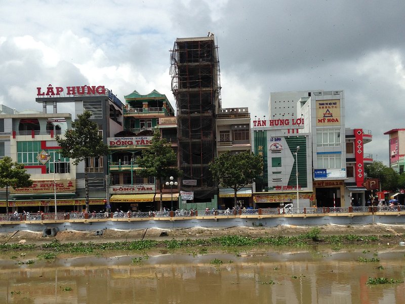 Bảng giá đất Cần Thơ 2026 mới nhất Dãy nhà phố nhiều tầng bên bờ kênh ở Sóc Trăng, một căn còn giàn giáo
